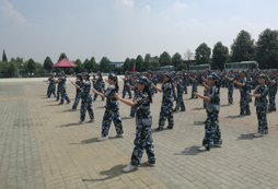 參加2024年中學(xué)生半軍事化夏令營(yíng)完美蛻變!