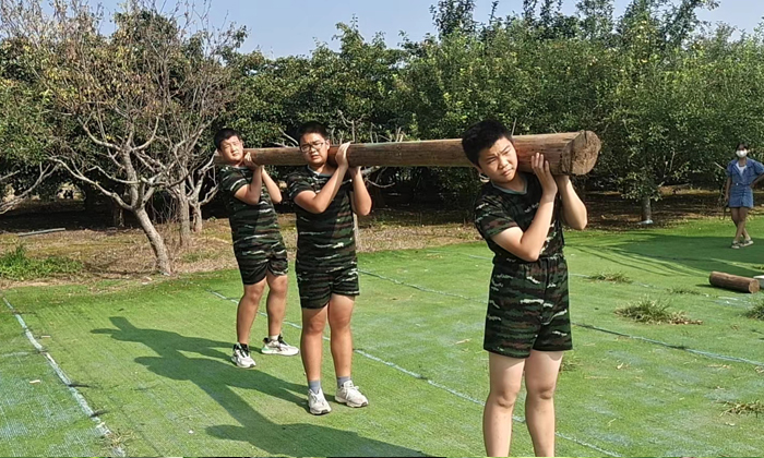 扛圓木