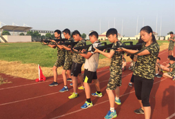 連云港軍事夏令營讓孩子勇敢面對挫折