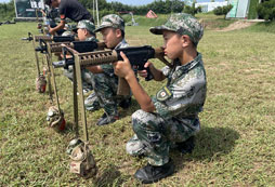 礪劍軍事夏令營讓孩子們得到很好鍛煉！