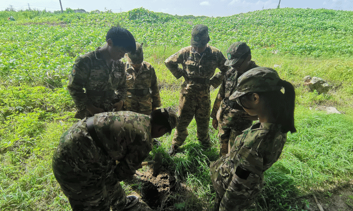 領(lǐng)袖青少年軍事夏令營.gif