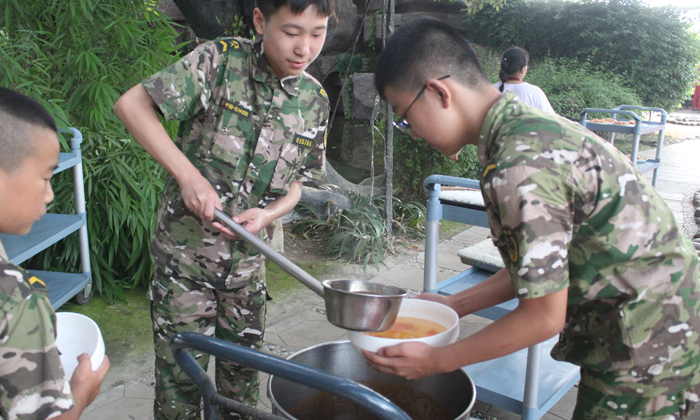 領(lǐng)袖吃苦夏令營