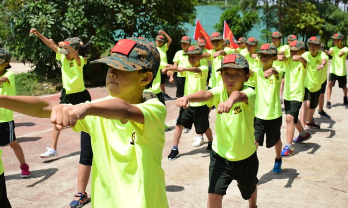 柳州青少年軍事訓(xùn)練