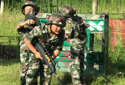 青少年參加兒童軍事勵志夏令營更加勇敢堅強(qiáng)、陽光快樂