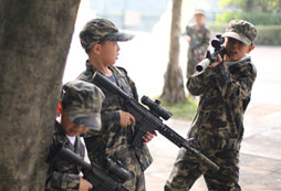 小學(xué)生軍事勵志夏令營讓青少年獨立自理、勇敢堅強
