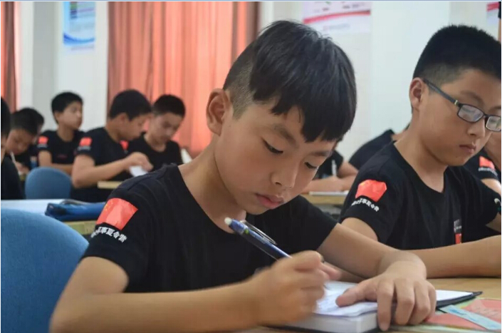參加暑期勵志夏令營讓男孩們回歸本真