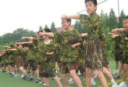 勵(lì)志軍事夏令營既能鍛煉身體又能提高自制力
