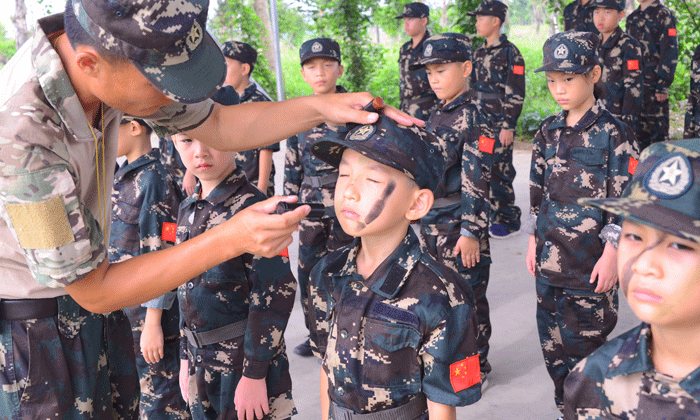 六安軍事夏令營(yíng)提升孩子素養(yǎng)！.gif