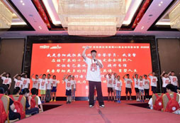 李陽(yáng)瘋狂英語(yǔ)夏令營(yíng)正式開(kāi)營(yíng)