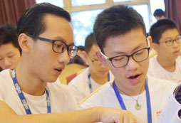 李陽瘋狂英語夏令營教青少年什么？