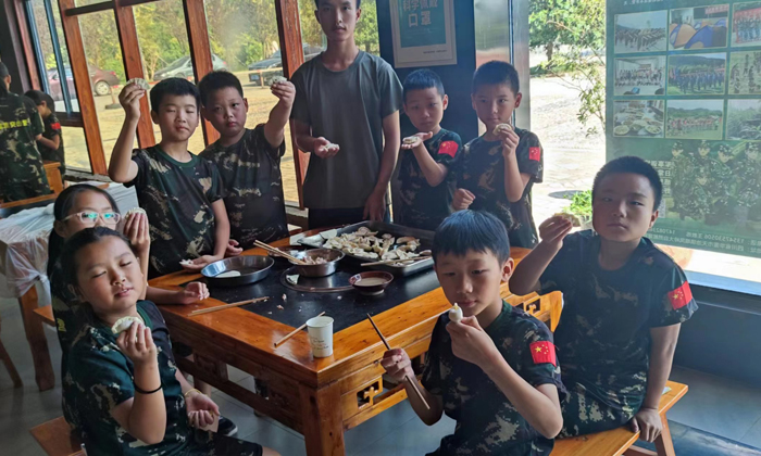 陪教官一起吃餃子啦