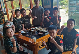 陪教官一起吃餃子啦