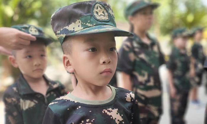 孩子們?cè)诶椡粨籼赜?xùn)軍事夏令營(yíng)有哪些收獲
