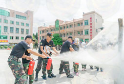 老師指導(dǎo)學(xué)員使用滅火器滅火