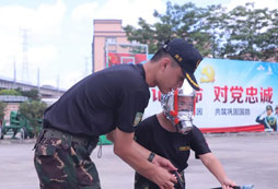 老師指導(dǎo)學(xué)員使用滅火器