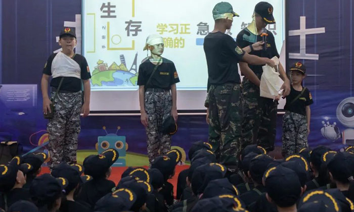 老師指導學員進行包扎演練