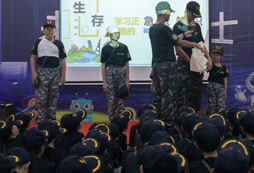 老師指導(dǎo)學(xué)員進(jìn)行包扎演練