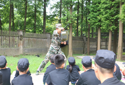 想要成為精英少年就來軍事主題夏令營