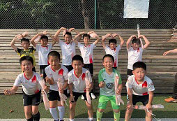參加蠻拙體育足球夏令營提高青少年身體素質(zhì)！