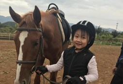 參加馬術(shù)夏令營讓孩子的假期難忘！