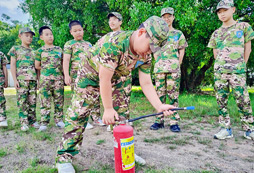 學習滅火器用法