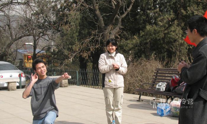 為每位學(xué)員發(fā)放記事本和筆