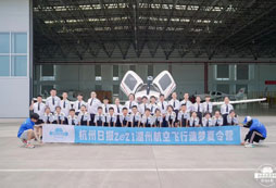 身后是飛機(jī)