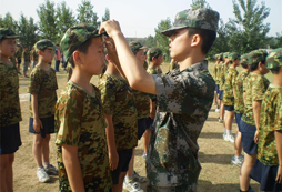 綿陽青少年軍事夏令營(yíng)鍛造孩子吃苦精神