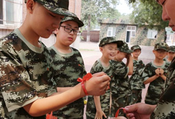 不自信的小孩子參加幾天夏令營(yíng)好呢？