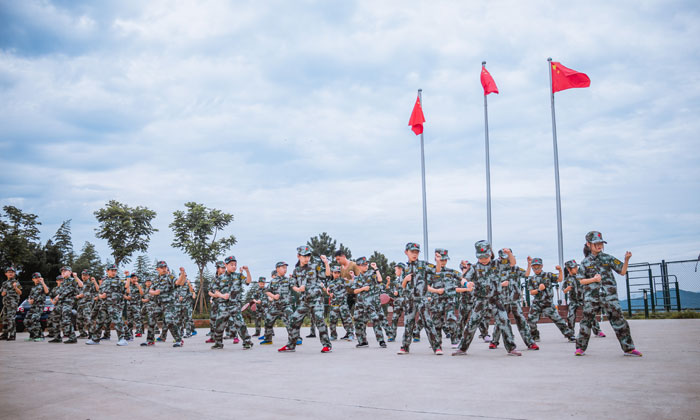 管吃住的青少年的夏令營