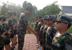 南京軍旅夏令營(yíng)幫助改正孩子貪玩的毛病