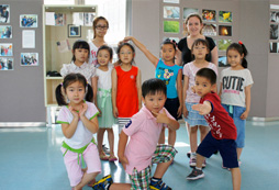 南京兒童英語夏令營分享有利于幼兒學(xué)外語的方法