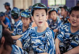 年齡小的孩子應(yīng)該參加南京哪個(gè)夏令營(yíng)？