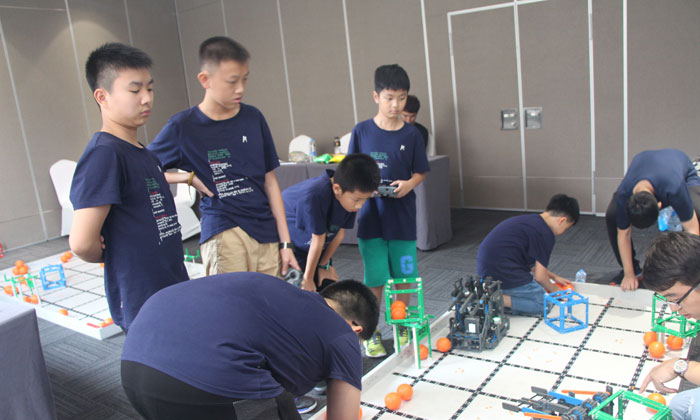 南寧機(jī)器人夏令營實(shí)現(xiàn)孩子科技?jí)簦?jpg