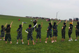 內(nèi)蒙古赤峰軍旅夏令營(yíng)磨煉孩子意志！