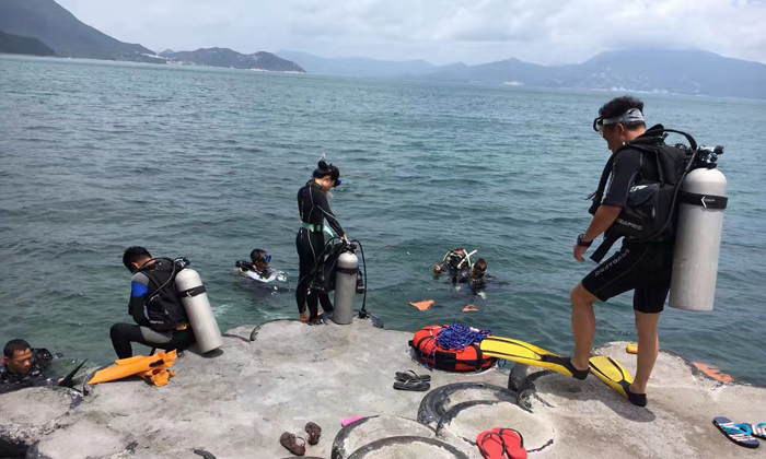 救生員下水前照片