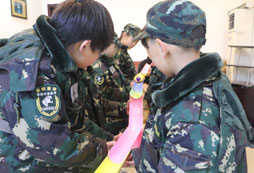 參加寧波軍訓(xùn)夏令營讓孩子充滿自信！