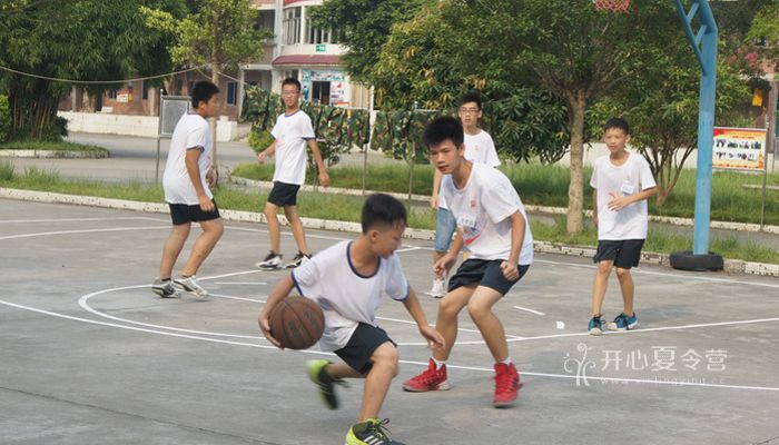 軍事夏令營加強營員們的身體素質(zhì)