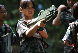 在暑假軍事夏令營中成長
