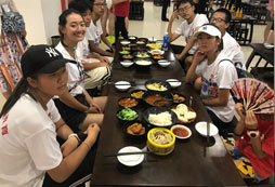 孩子參加文化夏令營學(xué)習(xí)國學(xué)懂感恩,孝順父母!