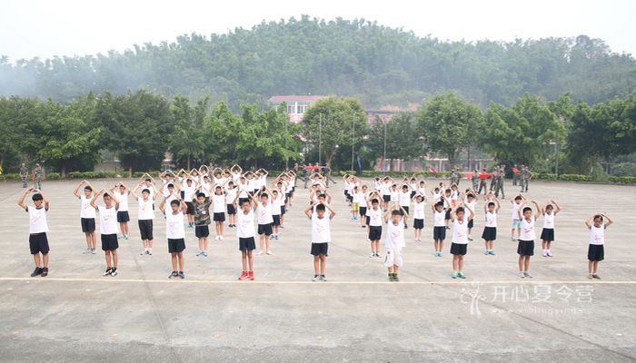 來軍事夏令營鍛煉自己的素質(zhì)