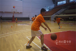 奧林修斯籃球夏令營講解籃球傳接球技術(shù)