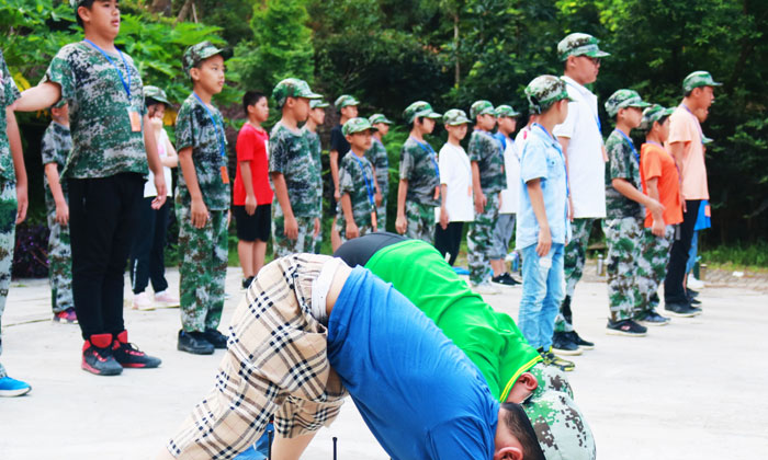 小精英軍事夏令營(yíng)