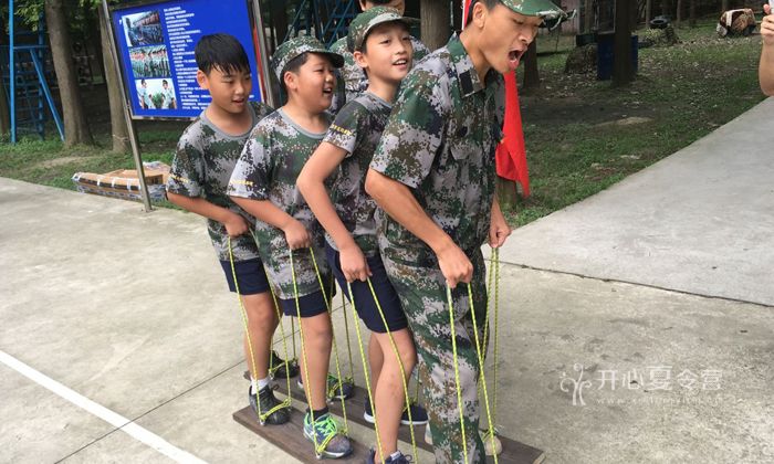 上海西點軍訓夏令營團隊合作
