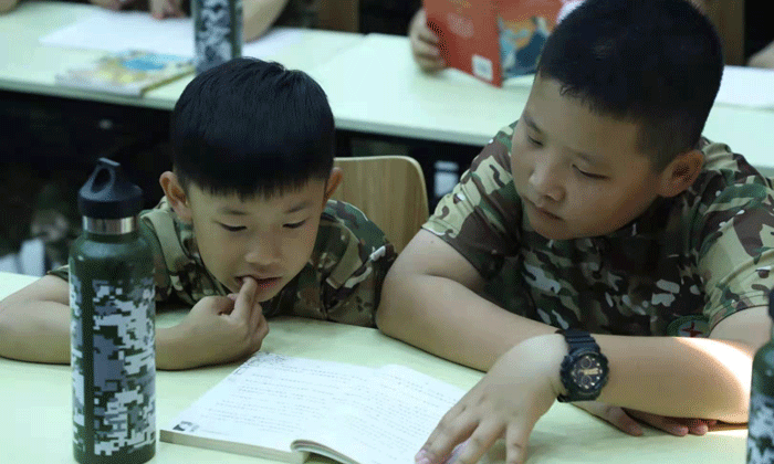 八一軍事夏令營告訴父母如何教育孩子.gif