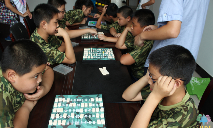 青少年正在發(fā)散思維