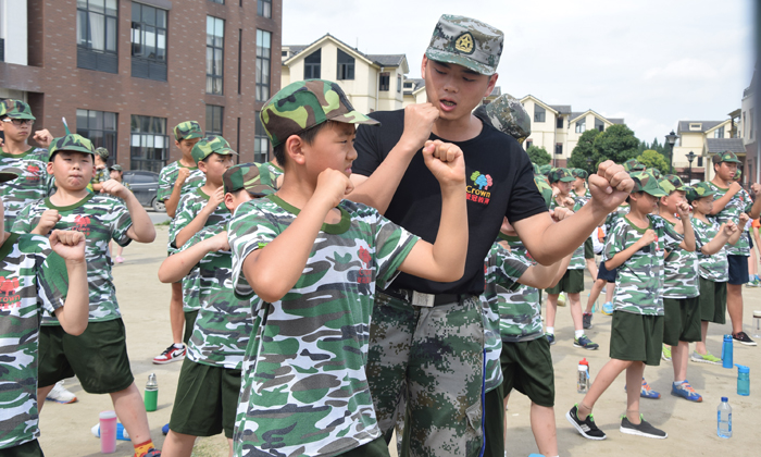 杭州聚冠教育軍事夏令營