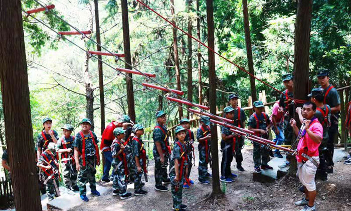 小精英軍事夏令營(yíng)幫助兒童