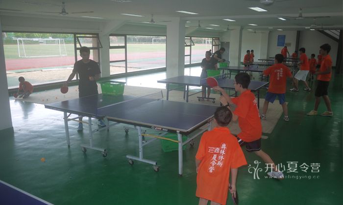 乒乓球夏令營訓練中