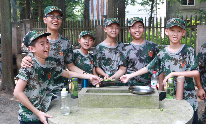 參加青海軍事夏令營提升青少年自身素質